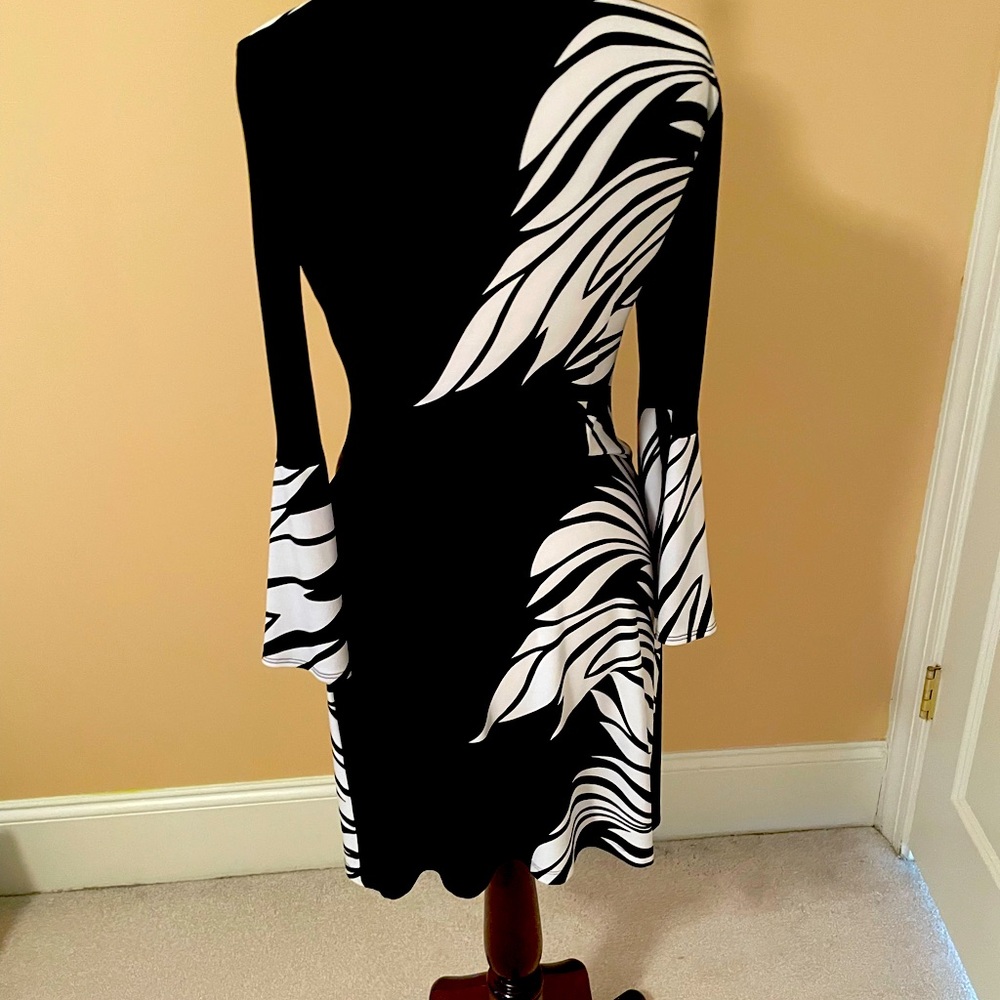 Women’s dress: black and white jersey. Length: hits at the knee.